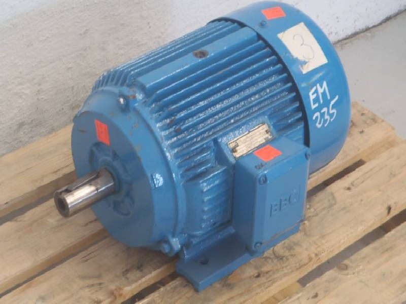 Three-phase servo motor BBC Typ: QU 132S2 AT ( QU132S2AT ) Wellendurchmesser: Ø 38 mm gebraucht ! photo on Industry-Pilot